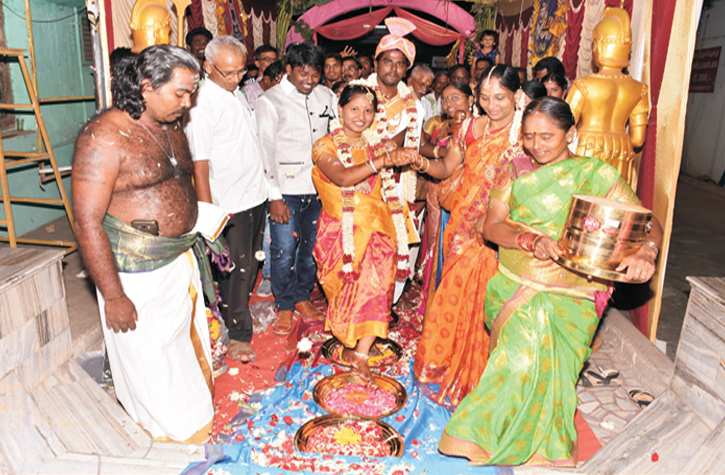 மலர் தட்டில் பெண் அழைப்பு